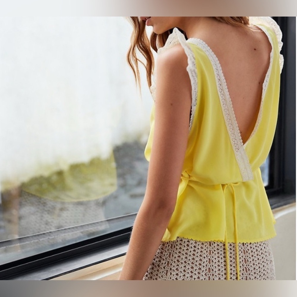 Aritzia Yellow Lace-Trimmed V-Back Sleeveless Blouse
